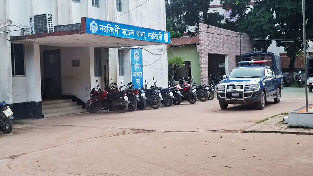নরসিংদীর চরাঞ্চলে পুলিশের কাজে আ.লীগের বাধা, ৬ সদস্য লাঞ্ছিত